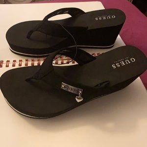 NWT guess Los Angeles platform flip flop sandals